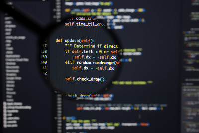 真正的Python代码开发屏幕。编程工作流抽象算法概念。放大后可见的Python代码行。