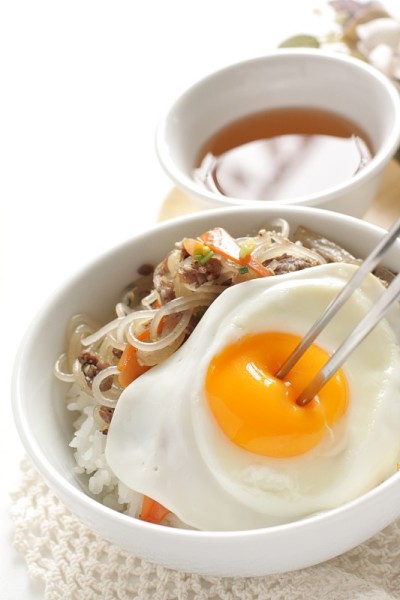 韩国菜，面条和蔬菜炒