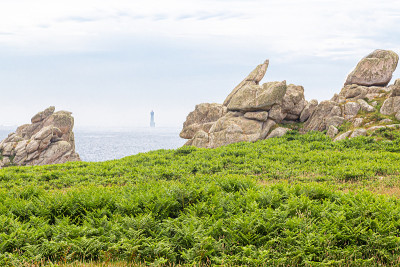 布列塔尼附近的乌桑特岛的岩石海岸