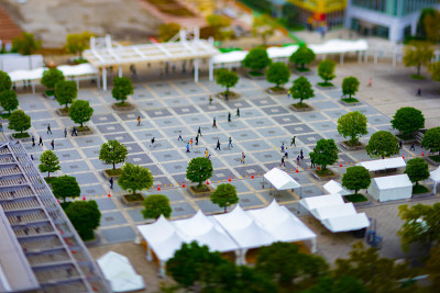 东京白天城市街道的一个城市景观高角度倾斜