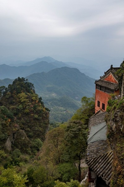 隐藏在群山中的红色修道院建筑