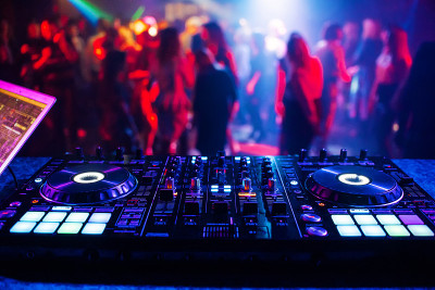 在一个夜总会的一个聚会上的DJ混音师
