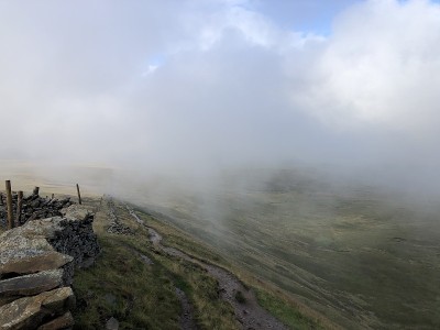 在约克郡的三峰，路径通过云，有力的云对蓝色的天空背景