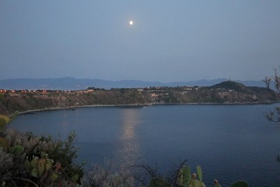 太阳下山后，米拉佐的尖端海岸景观