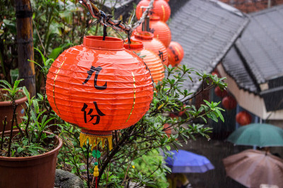 亚洲灯笼挂在购物街雨天，jifen，台湾