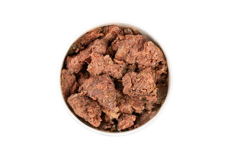 罐头宠物食品在圆形的白色碗孤立在白色，俯视图。