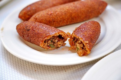 传统的哈泰餐oruk (icli kofte)和托盘(tepsi)烤肉串