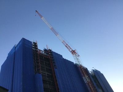 建筑工地及起重机