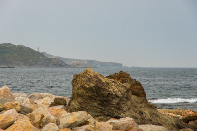 地中海沿岸巨大的悬崖峭壁