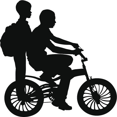 两个男孩骑自行车