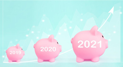 业务。融资。财富。三个粉色储蓄罐，数字全息财务图表显示2021年收入增长，蓝色背景。