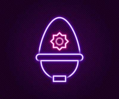 发光的霓虹灯线英国警察头盔图标孤立在黑色背景。色彩斑斓的轮廓的概念。向量