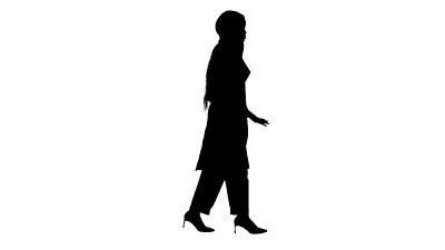 非裔美国女医生边走边讲电话