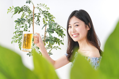 年轻女子喝啤酒