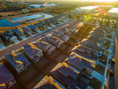 德克萨斯州奥斯汀郊区住宅社区的阳光