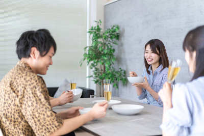 年轻的男男女女在祝酒