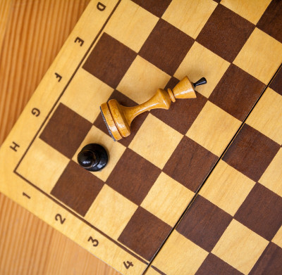 Pawn战胜了国王。棋子。