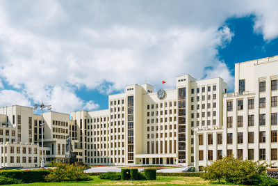 白俄罗斯明斯克独立广场上的白色政府议会大楼