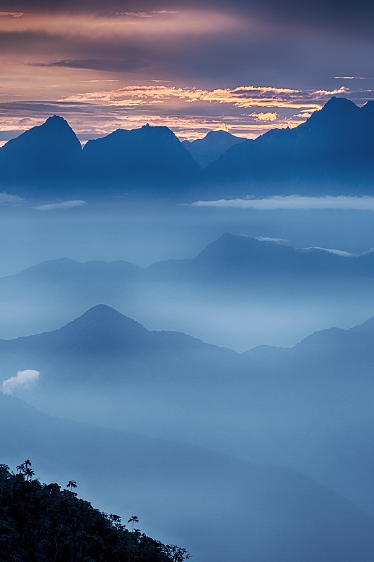 在内华达山脉的圣玛尔塔，科迪勒拉，哥伦比亚戏剧性的场景，美丽的世界，风景与多云的天空，雄伟壮观的黎明