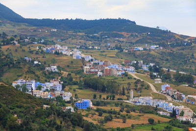 摩洛哥谢夫沙万郊区的景色。这座城市也被称为Chaouen，以其蓝色的建筑而闻名，这使得Chefcha