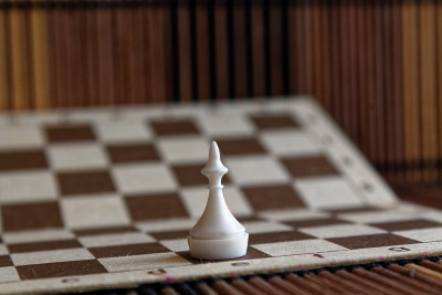 木制棋盘和塑料棋子，在棋盘上