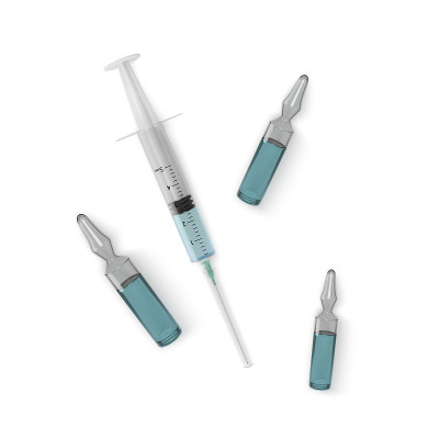 带有疫苗和注射器的真实安瓿。疫苗接种和治疗概念。向量