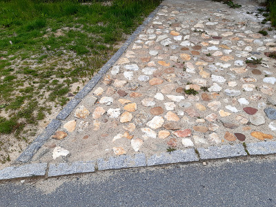 乡村石铺装城市广场用石英鹅卵石制成，大小约15cm，接缝处填充砾石棕色米色白色黄色鹅卵石，与鹅卵石相