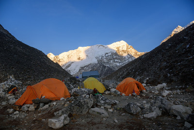 傍晚，岛上山顶基地营地的帐篷