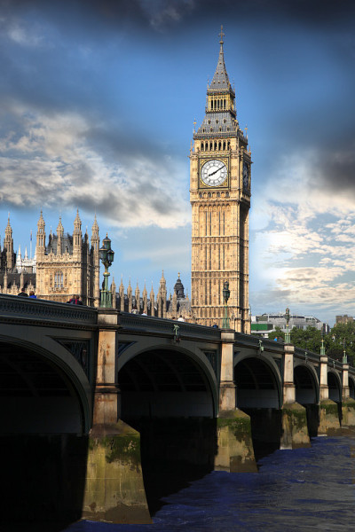 英国伦敦著名的带桥的大本钟