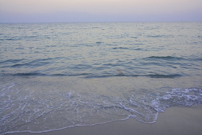 傍晚海浪般的海水和沙子