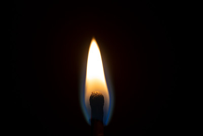 黑色背景上一根孤立的火柴上燃烧着的火焰
