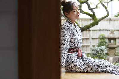 一个年轻的亚洲女人正在日本传统旅馆放松