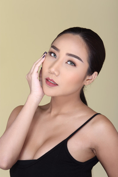 美丽清净温泉健康皮肤护理女人直黑发