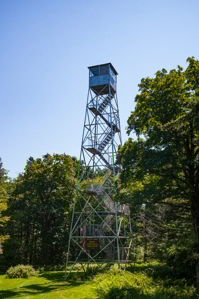 夏日午后，纽约克拉里维尔卡茨基尔山的红山消防塔，阳光普照。这座消防塔是远足者的热门景点。