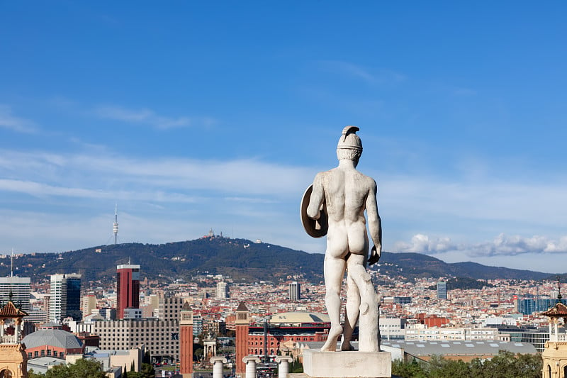 西班牙广场(Placa d’espanya)与著名的纪念碑和Tibidabo山俯瞰巴塞罗那，加泰罗尼