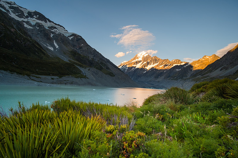 美丽的库克山日落前的景色，冰川湖和蓝天，胡克山谷轨道，南岛，新西兰