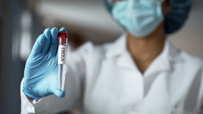 科学家将埃博拉疫苗液体放在试管中，进行生物化学实验