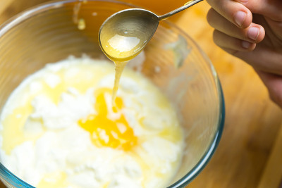 用蜂蜜制作烘焙面团。的厨房。