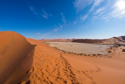 风景优美的Sossusvlei和Deadvlei，粘土和盐田被雄伟的沙丘包围。纳米比亚Naukluf