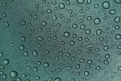 雨滴在画布上。