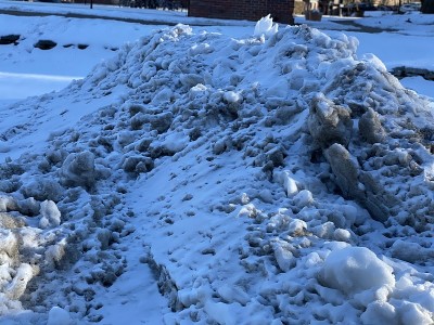 大雪后积雪堆积