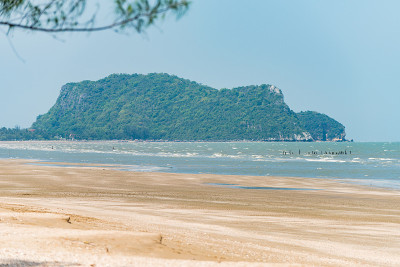 岩石山在海的中央