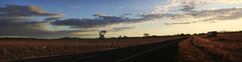 在Gunnedah，新南威尔士州，澳大利亚农村的干旱，干旱的农田全景
