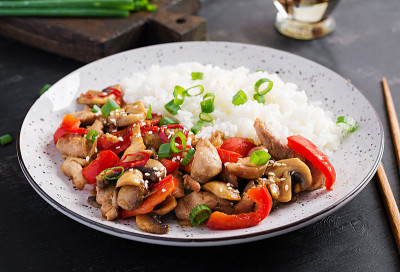 与鸡肉、蘑菇、甜椒、白米饭一起炒。中国菜。