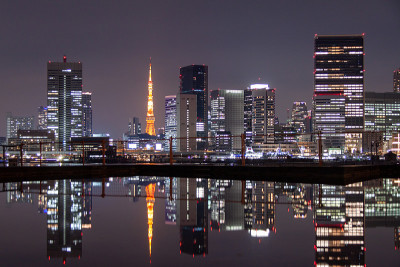 东京的夜景在水面上的倒影