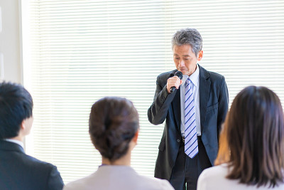 中年男子演讲