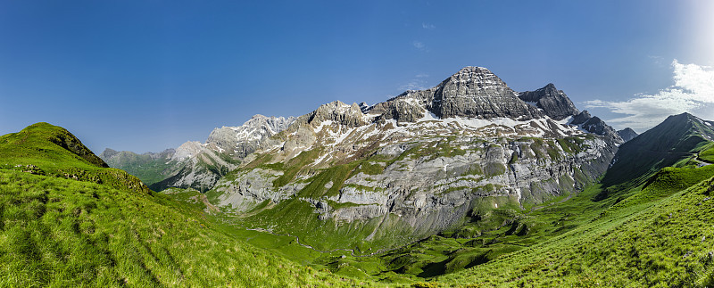 山全景在比利牛斯山坳帐篷