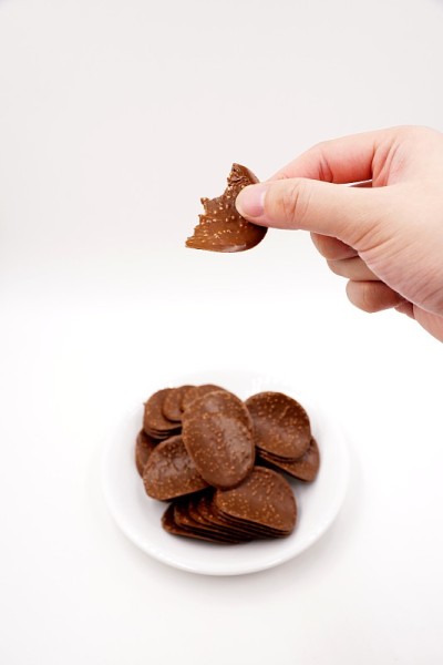 脆脆的巧克力涂层零食