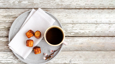 俯视图，一些糕点和一杯黑咖啡。