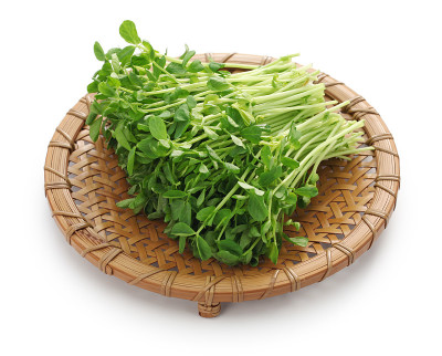 豌豆苗放在竹滤网上